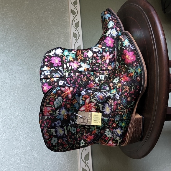 🥳🎉 HOST PICK 🥳🎉Roper Ingrid cowboy Floral black  boots Western Sz 8.5 NWT - Picture 2 of 11